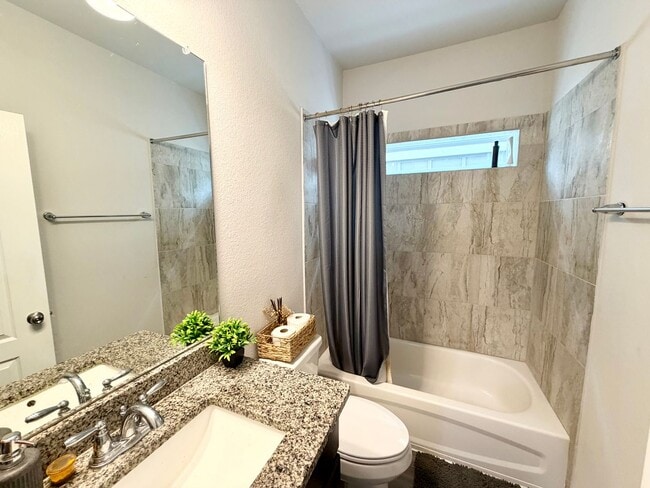 Building Photo - Spacious 4 bed/3 Bath home in Midway ISD