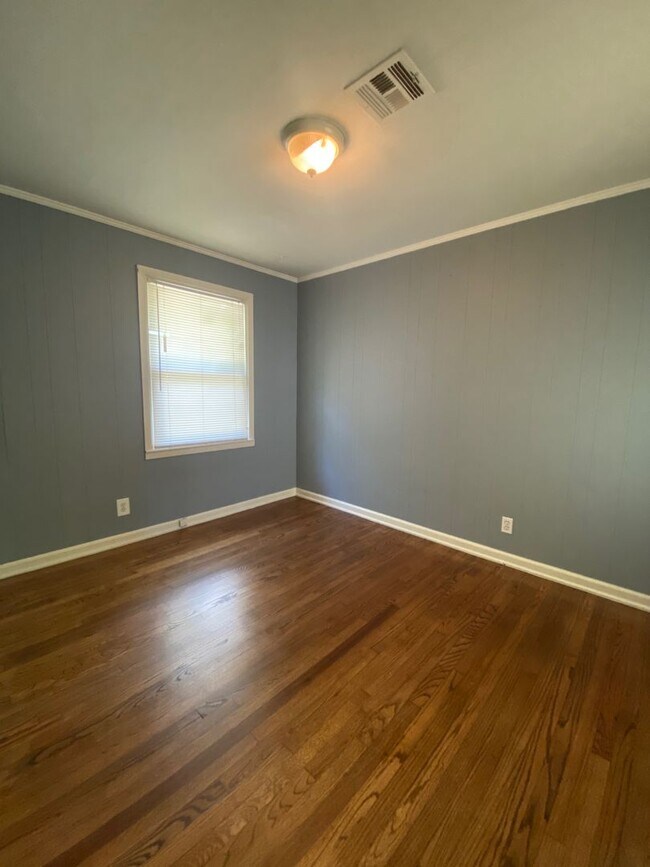 Building Photo - 1 Bedroom Duplex with private parking