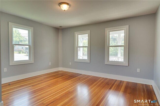 Building Photo - 157 River Rd