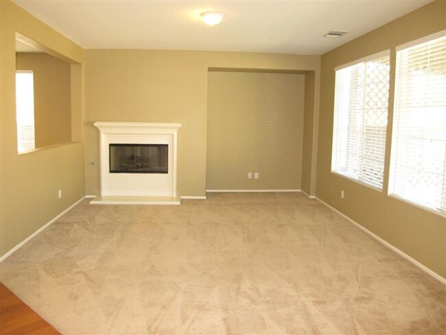 Building Photo - Four Bedroom Three Bathroom Home in Murrieta!