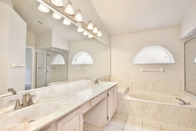 Building Photo - Stunning 3/2 Home with a Spacious 2 Car Ga...