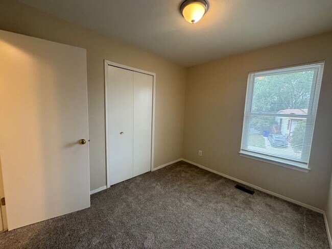 Building Photo - 4-Bedroom Home with 2-Car Garage close to ...