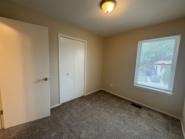 Building Photo - 4BD HOME with 2-CAR GARAGE close to Downtown Col Spgs! - Security Deposit Waiver Available