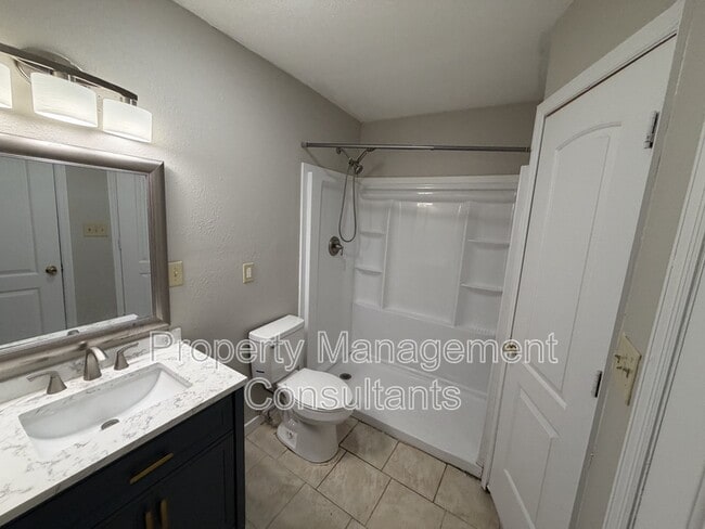 Building Photo - 1034 N Royal Ave