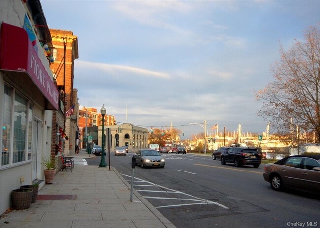 Primary Photo - 132 W Boston Post Rd