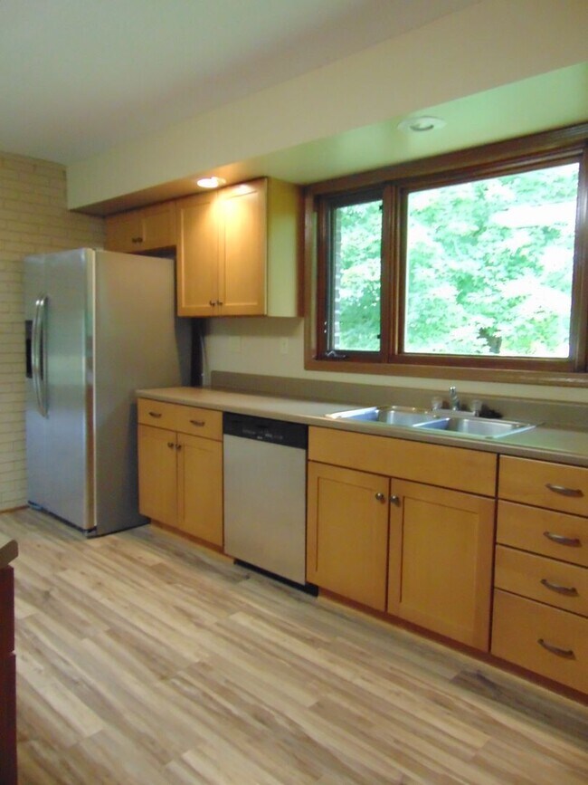 Building Photo - Amazing 3 Bed 2 Bath Country Home With Fab...
