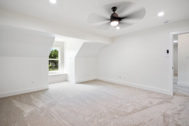 Building Photo - 890 Topaz Ln