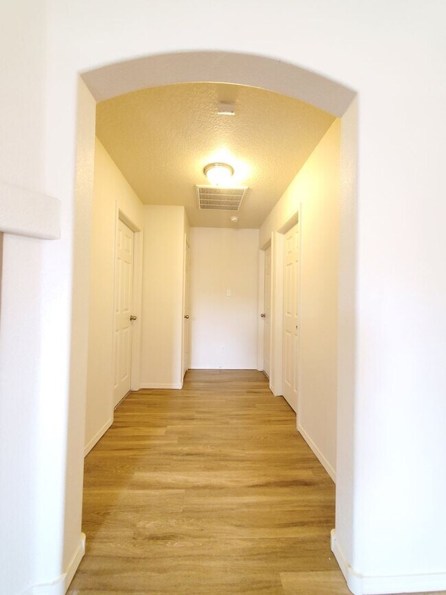 Building Photo - 3 bed 2 bath 1800 sq ft in Huning Ranch!