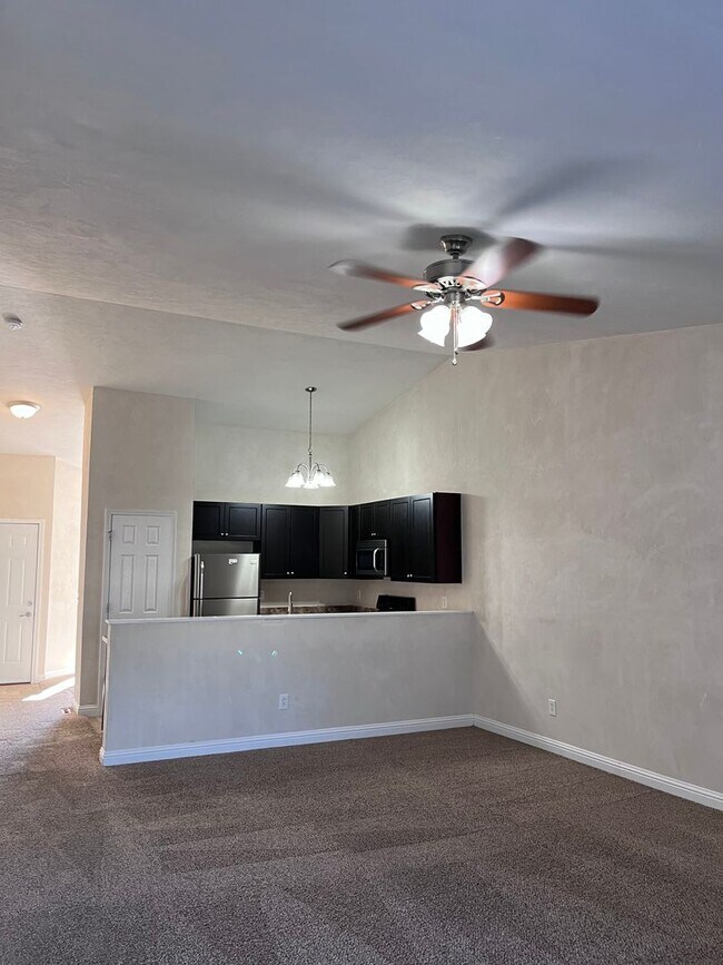 Building Photo - 2 bed 2 bth duplex- available now