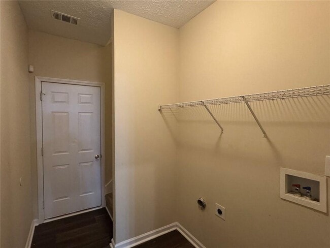 Building Photo - 5736 Lakeside Dr