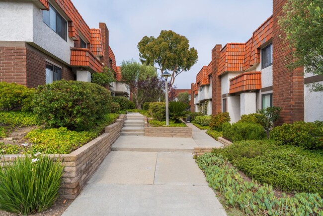 Building Photo - RPV Remodeled 2 bed 3 bath townhome in gat...