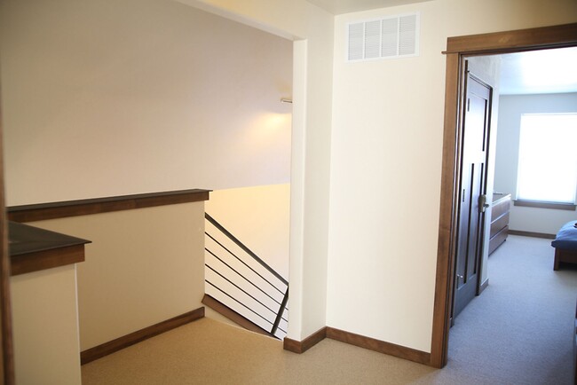 Building Photo - Valley West End Unit Condo- Available NOW!