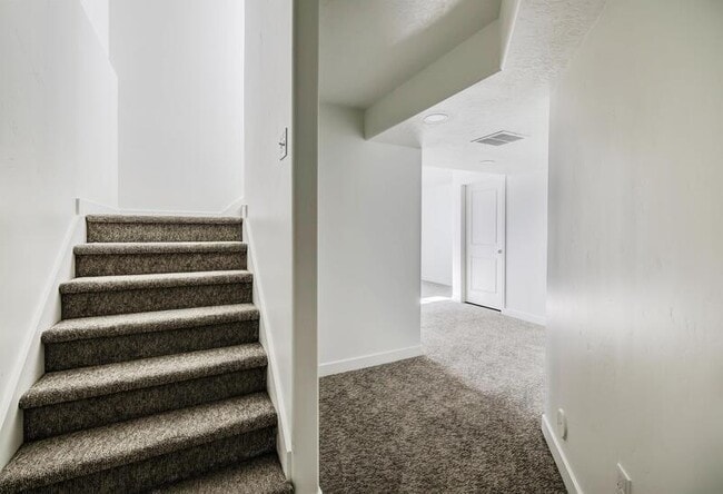 Building Photo - 803 N Hilltop Dr