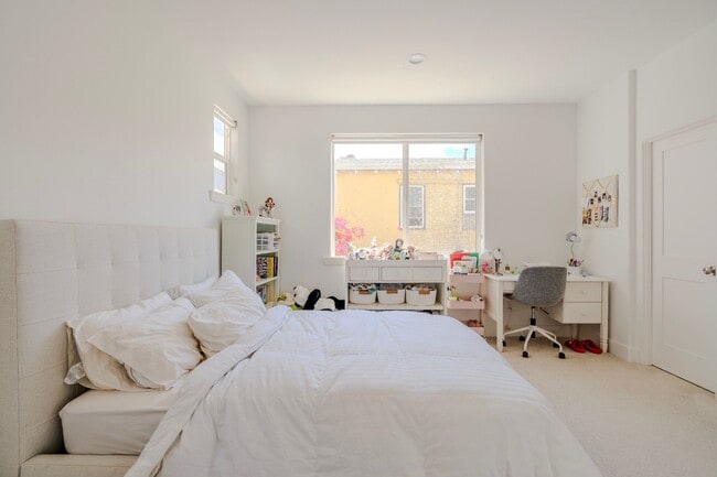 Building Photo - 300 19th St