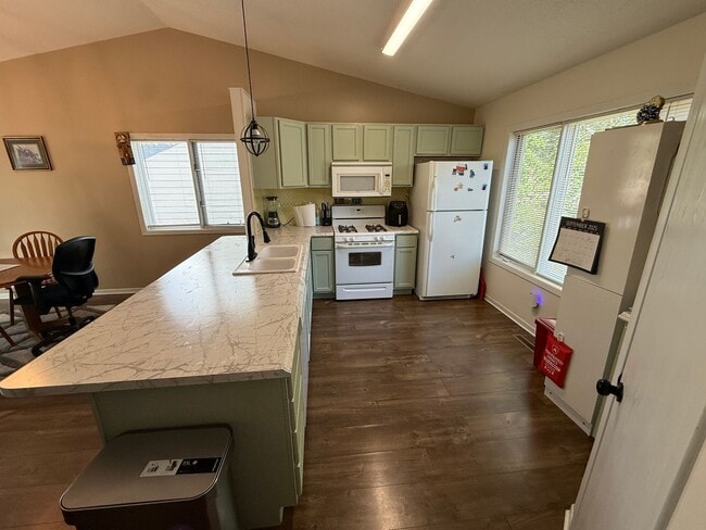 Building Photo - ~ FALL SPECIAL ~  3 Bedroom, 3 Bath Home f...