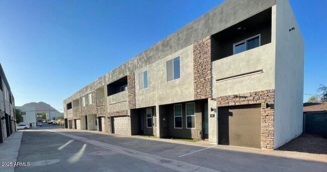 Building Photo - 1850 N 51st St