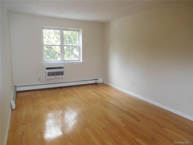 Building Photo - 2 Consulate Dr