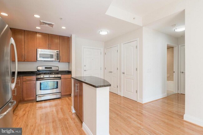 Building Photo - 525 N Fayette St