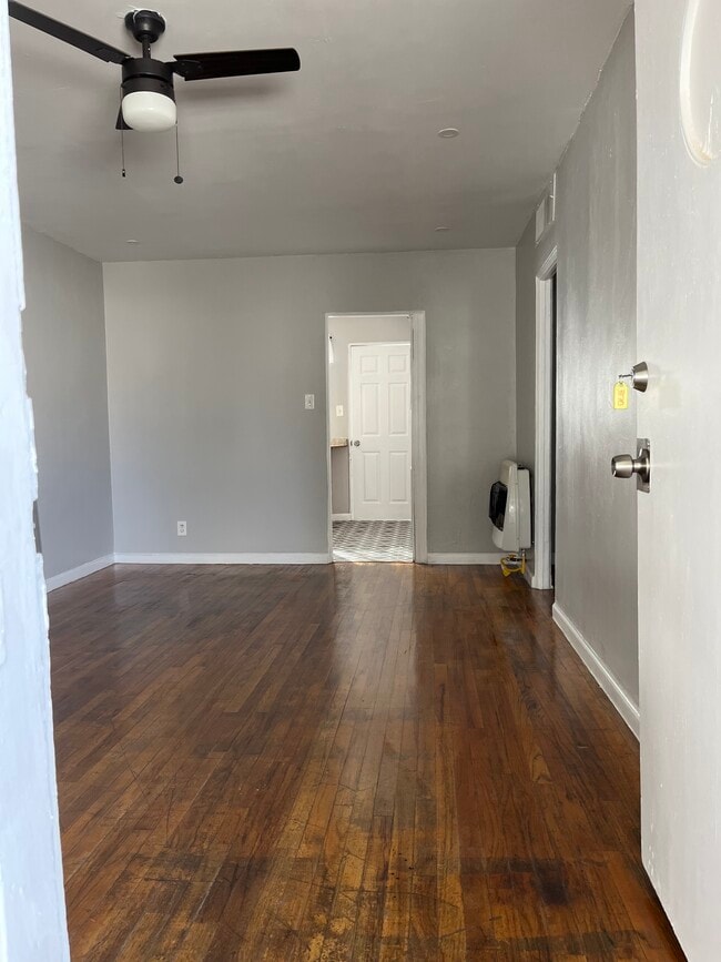 Building Photo - 8170 Valley View Dr