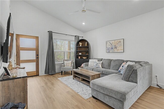 Building Photo - 20 Kentallen Ln