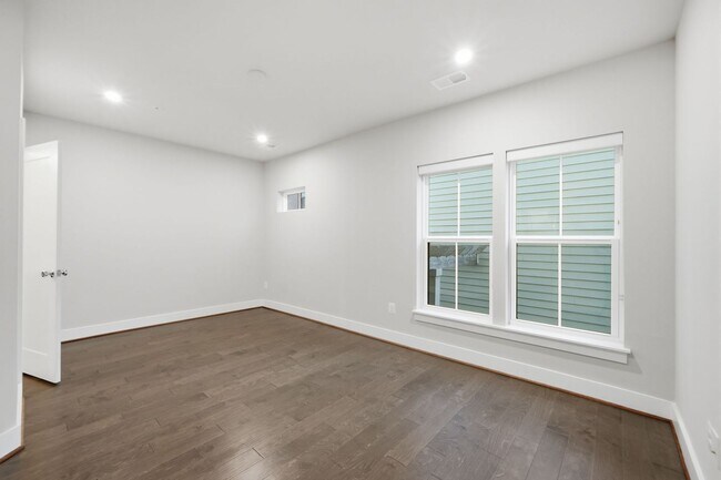 Building Photo - Georgia Row Townhome | 2 Bed | 2.5 Bath | 1,400 Sf | Juliet Balcony | 1 Assigned Parking Space