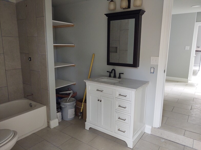 Master bathroom - 1930 Eastern Ave