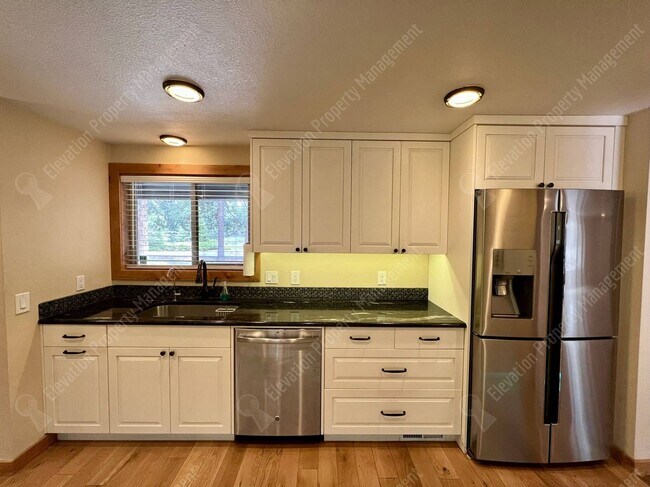 Building Photo - Inviting single-level home in forested SW Bend neighborhood
