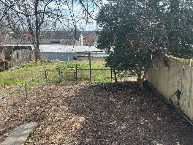 Building Photo - 624 E King St