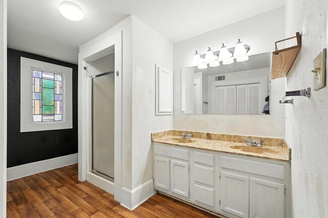 Building Photo - Beautiful 3-Bedroom Triplex in the Munger ...