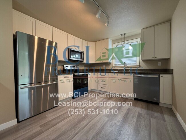 Building Photo - Beautiful 2 bedroom condo near JBLM/ Point...