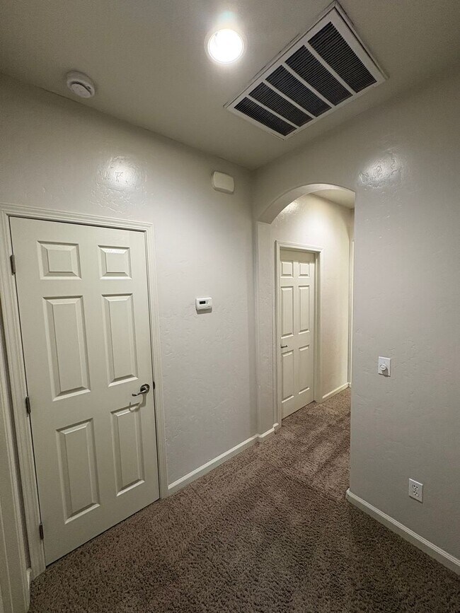 Building Photo - Lovely home available now!