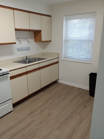 Building Photo - 515 East Dr