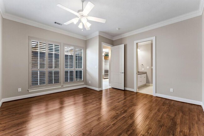 Building Photo - 1038 Memorial Village Dr