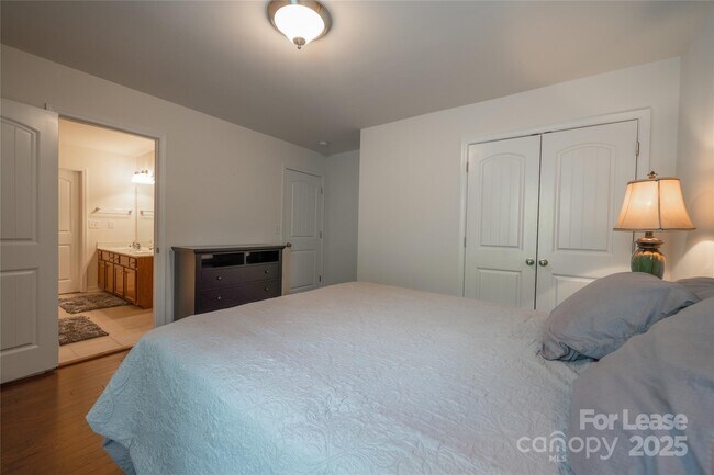 Building Photo - 4938 El Molino Dr