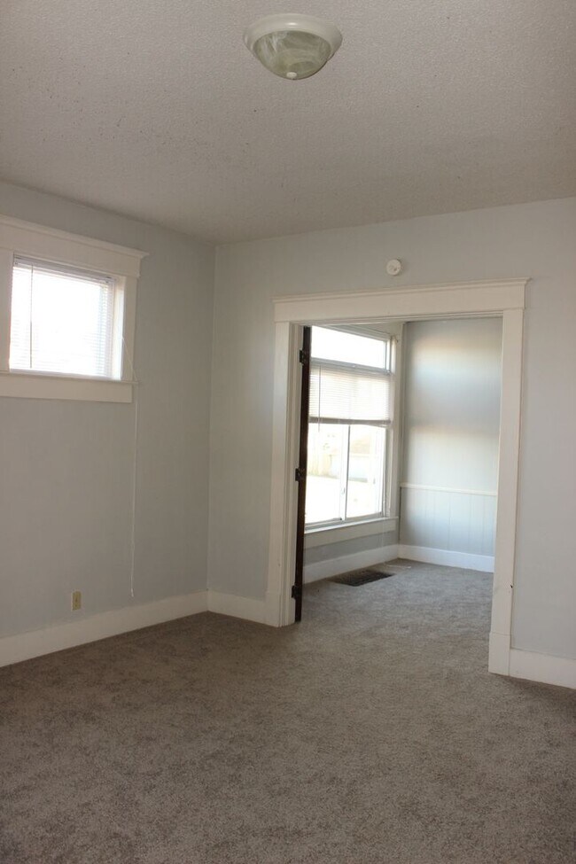 Building Photo - Close to Campus: Dishwasher and Washer/Dryer Included