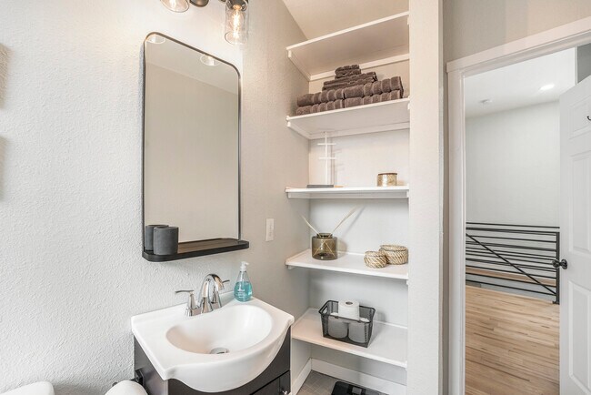 Building Photo - 832 26th St