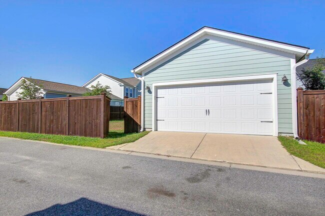 Building Photo - 612 Heartwood Ln