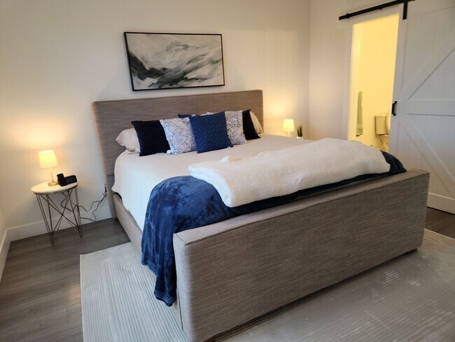 Building Photo - BRAND NEW MODERN LIVING!! HUGE 4 Bed 2.5 Bath Duplex with over 2350+ Sq. Feet.