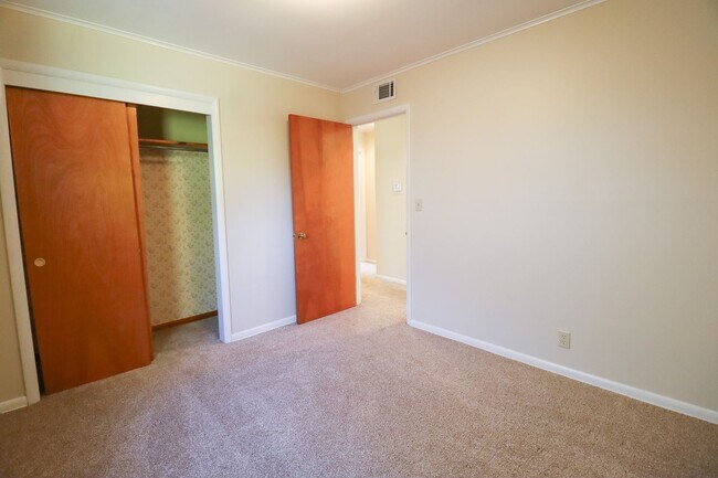 Building Photo - 3 Bed Mid-Town Beaut! Available for Immedi...