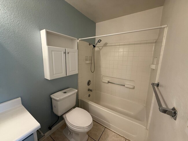 Building Photo - Single story in Modesto!