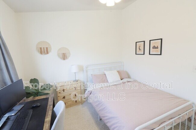 Building Photo - 908 NW Spruce Tree Pl