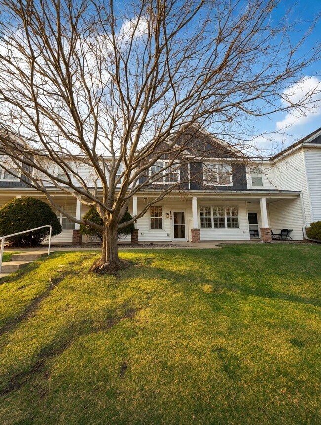 Building Photo - Rare 2bed + Loft Townhome in Maple Grove