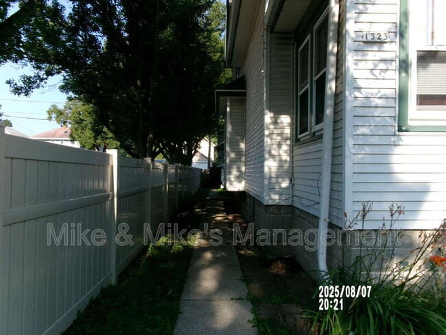 Building Photo - 1323 S 74th St