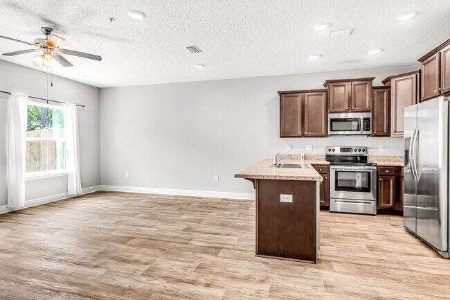 Building Photo - Newer 3 Bed/2.5 Bath Townhome with Modern ...