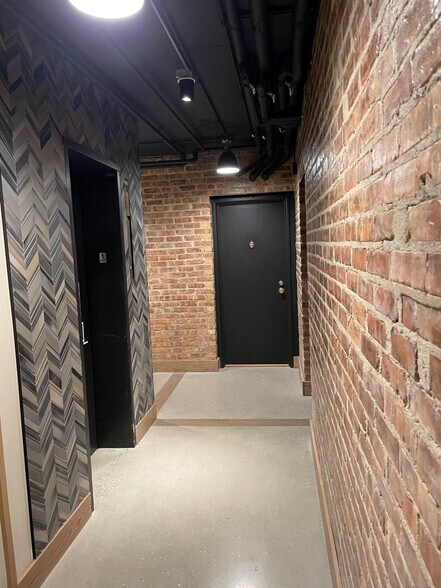 Building Photo - 520 W Oakdale Ave