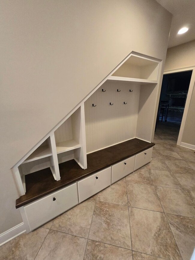 Building Photo - Luxury 4-Bedroom Home with Outdoor Oasis i...