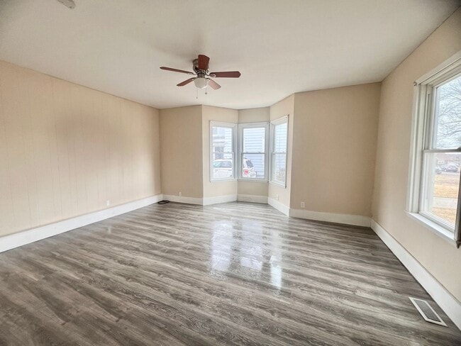 Building Photo - 4-Bedroom/2-Bath Home for Rent in Clinton, IA