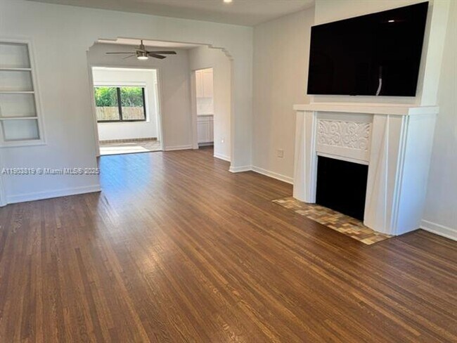 Building Photo - 2210 SW 25th St