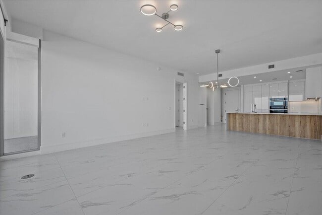 Building Photo - 220 Lake Shore Dr