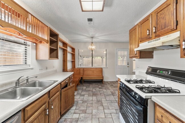 Building Photo - Bright and Inviting 3-Bedroom with Private...
